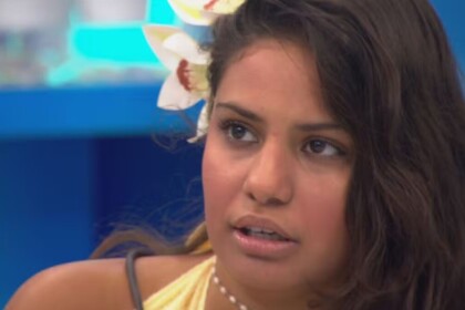 Gabriela em conversa no quarto do BBB 26