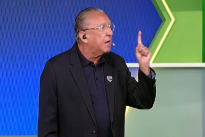Galvão Bueno gesticulando com o dedo e olhando pro lado no Galvão FC