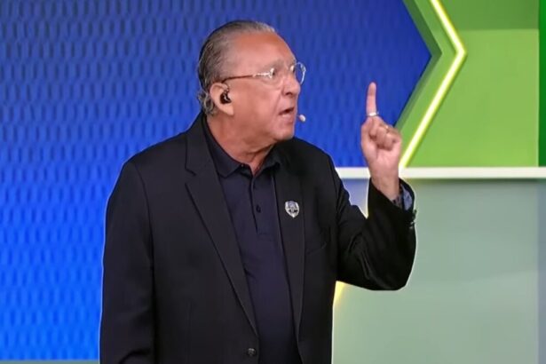Galvão Bueno gesticulando com o dedo e olhando pro lado no Galvão FC