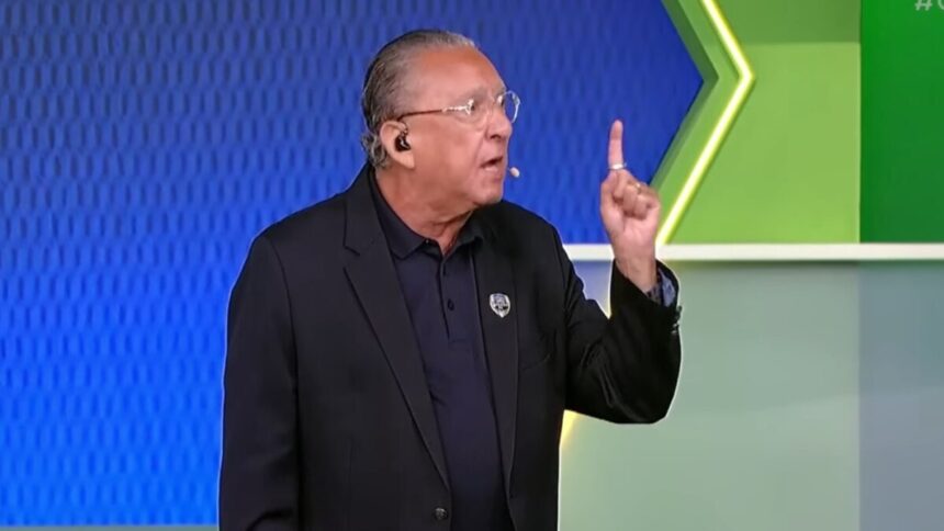 Galvão Bueno gesticulando com o dedo e olhando pro lado no Galvão FC