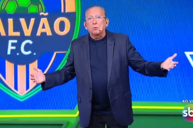 Galvão Bueno de braços abertos no cenário do Galvão FC