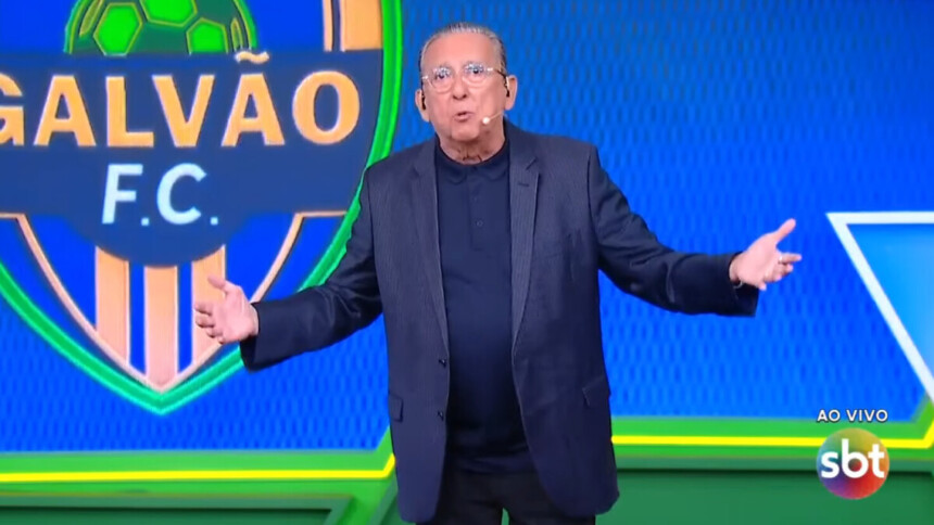 Galvão Bueno de braços abertos no cenário do Galvão FC