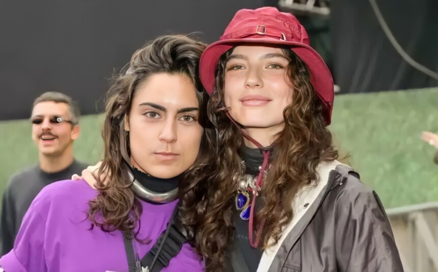 Giovanna Reis e Alanis Guillen abraçadas