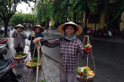 Senhoras na rua em trecho do Globo Repórter sobre a Indochina no Vietnã