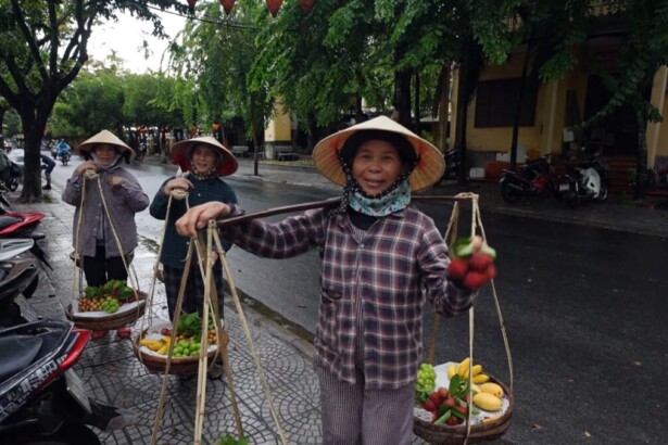 Senhoras na rua em trecho do Globo Repórter sobre a Indochina no Vietnã