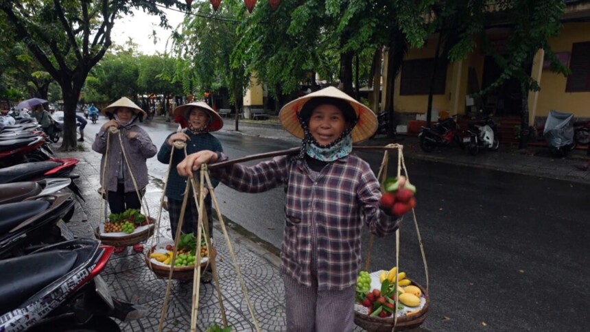 Senhoras na rua em trecho do Globo Repórter sobre a Indochina no Vietnã