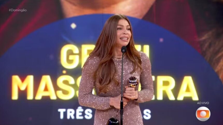 Grazi Massafera discursando após vencer o Melhores do Ano no Domingão