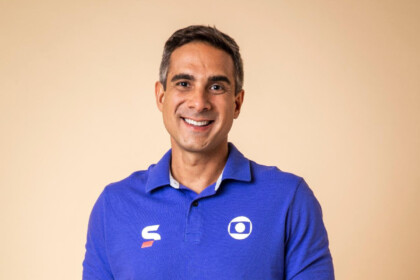 Gustavo Villani nos bastidores de uma transmissão de futebol na Globo