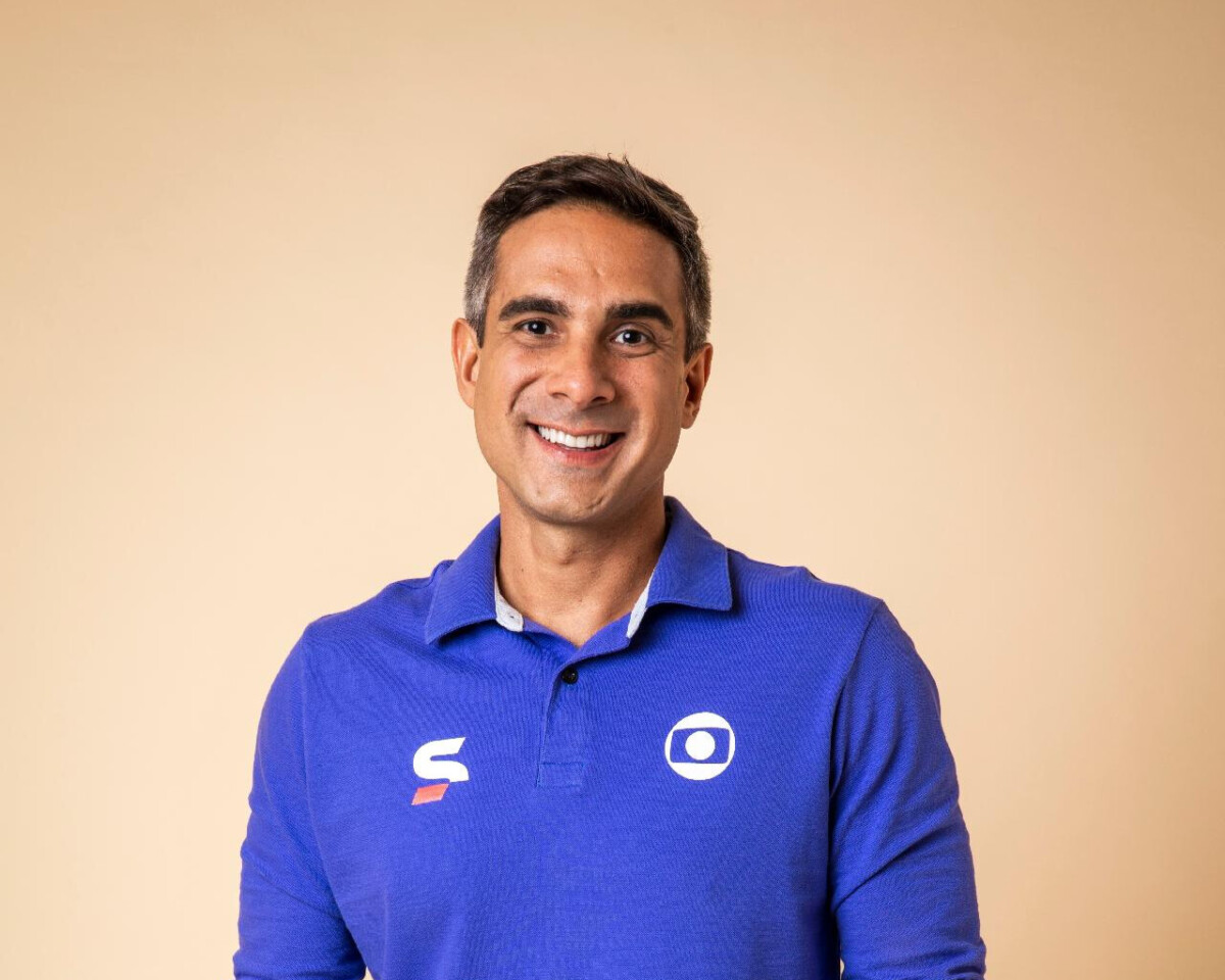 Gustavo Villani nos bastidores de uma transmissão de futebol na Globo