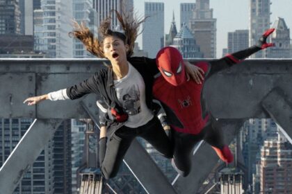 Tom Holland, Zendaya saltando em teias de aranha em cena do filme Homem-Aranha: Sem Volta Para Casa