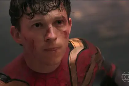 Tom Holland vestido de Home-Aranha e todo machucado em cena do filme Homem-Aranha: Sem Volta para Casa