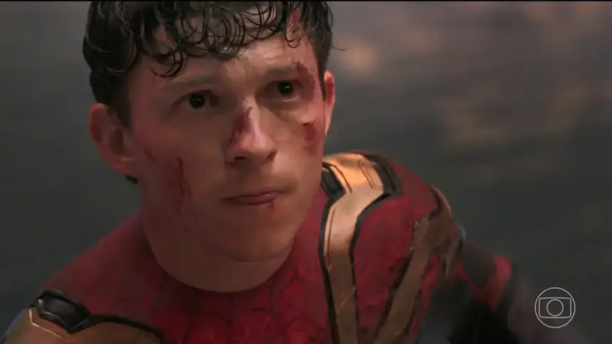 Tom Holland vestido de Home-Aranha e todo machucado em cena do filme Homem-Aranha: Sem Volta para Casa