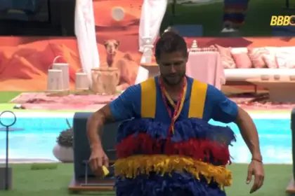 Jonas caminha pelo gramado da área externa do BBB 26 vestido como esponja no Monstro do BBB 26