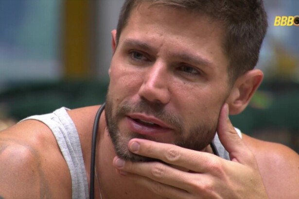 Jonas com a mão na boca na sala do BBB 26
