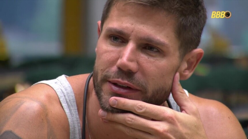 Jonas com a mão na boca na sala do BBB 26