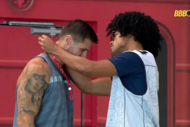 Breno coloca o colar do castigo do Monstro no pescoço de Jonas na área externa do BBB 26