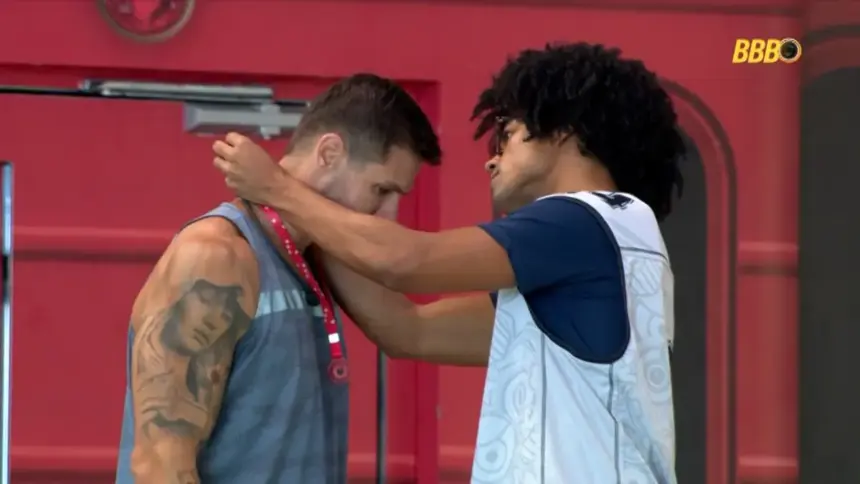 Breno coloca o colar do castigo do Monstro no pescoço de Jonas na área externa do BBB 26