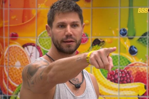 Jonas apontando o dedo na cozinha do BBB 26