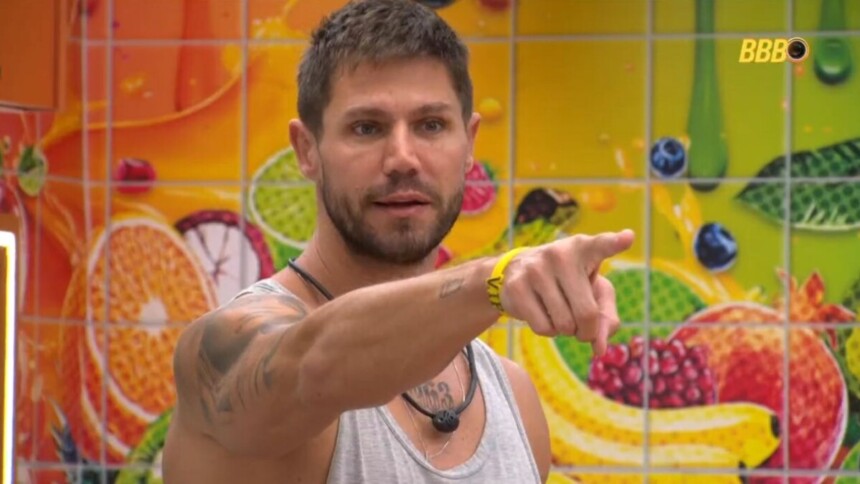 Jonas apontando o dedo na cozinha do BBB 26