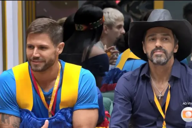 Jonas sorrir ao lado de Alberto Cowboy ao colocarem Milena no 8º Paredão do BBB 26