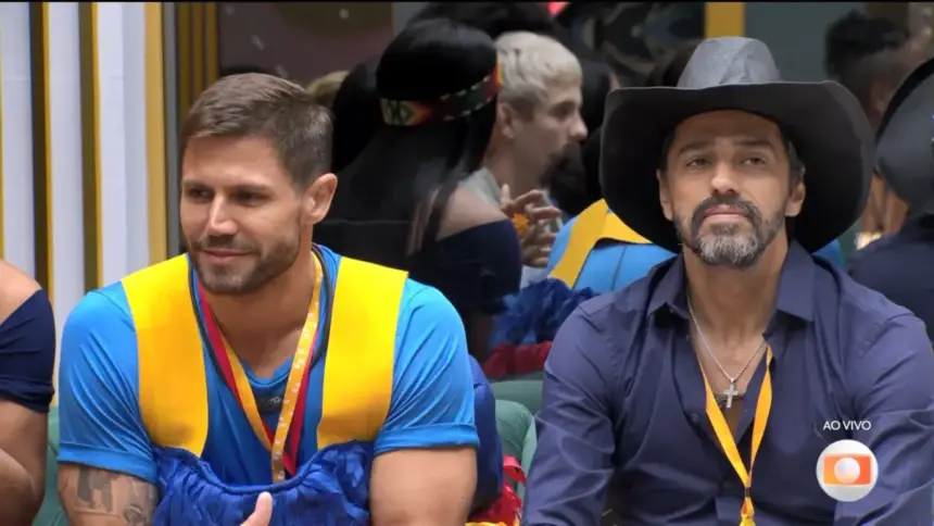 Jonas sorrir ao lado de Alberto Cowboy ao colocarem Milena no 8º Paredão do BBB 26