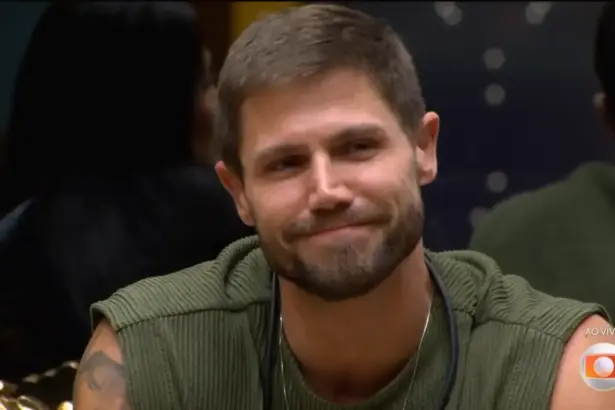 Jonas faz cara de triste sentado na sala do BBB 26 ao ouvir Tadeu anunciar a eliminação