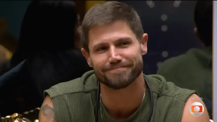 Jonas faz cara de triste sentado na sala do BBB 26 ao ouvir Tadeu anunciar a eliminação
