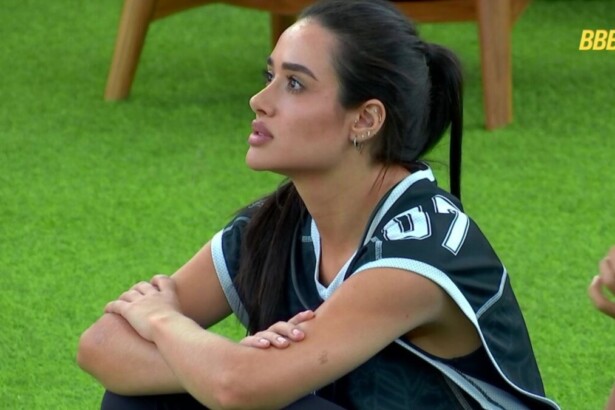 Jordana de colete da Prova do Líder, sentada no jardim, na casa do BBB 26
