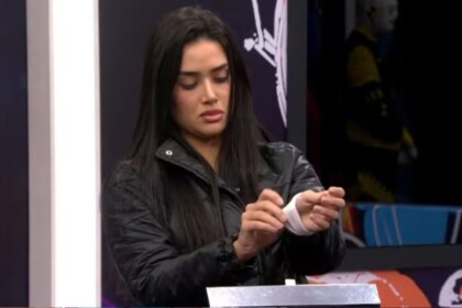 Jordana colocando a pulseira do Paredão após a dinâmica do Triângulo de Risco no BBB 26