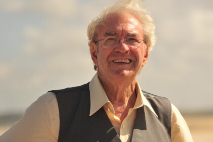 Juca de Oliveira como Samuel, personagem de Flor do Caribe em um deserto com sol forte