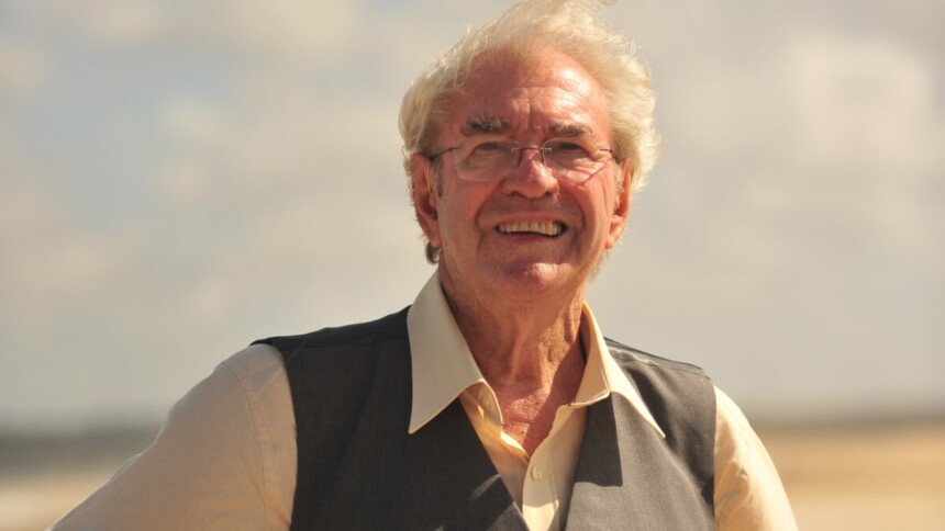 Juca de Oliveira como Samuel, personagem de Flor do Caribe em um deserto com sol forte