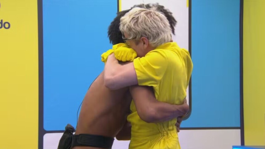 Juliano e Breno abraçados no Quarto Secreto do BBB 26