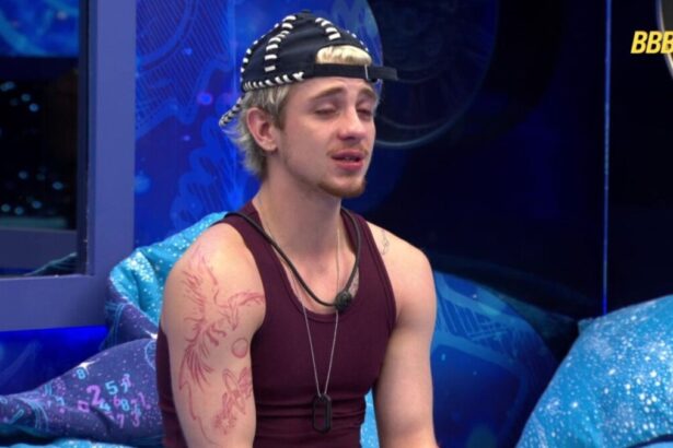 Juliano Floss chorando no quarto do BBB 26