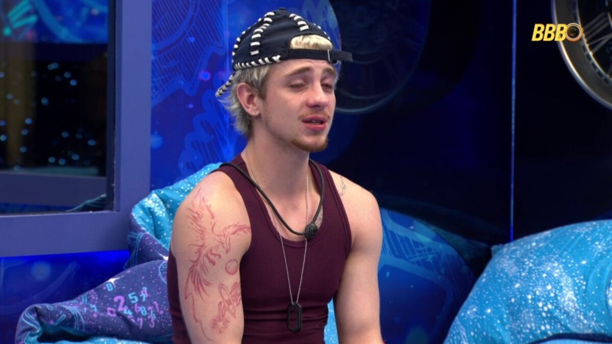 Juliano Floss chorando no quarto do BBB 26