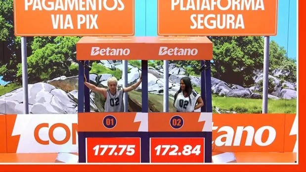 Juliano ao lado de Chaiany na cabine do jogo da Prova do Anjo