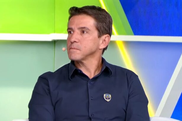 Juninho Paulista, com o uniforme de esporte do SBT, em trecho do cenário do Galvão FC