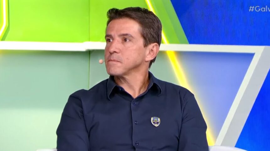 Juninho Paulista, com o uniforme de esporte do SBT, em trecho do cenário do Galvão FC