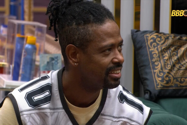 Leandro com o colete da Prova do Anjo no BBB 26
