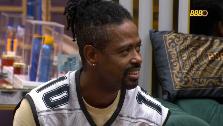 Leandro com o colete da Prova do Anjo no BBB 26