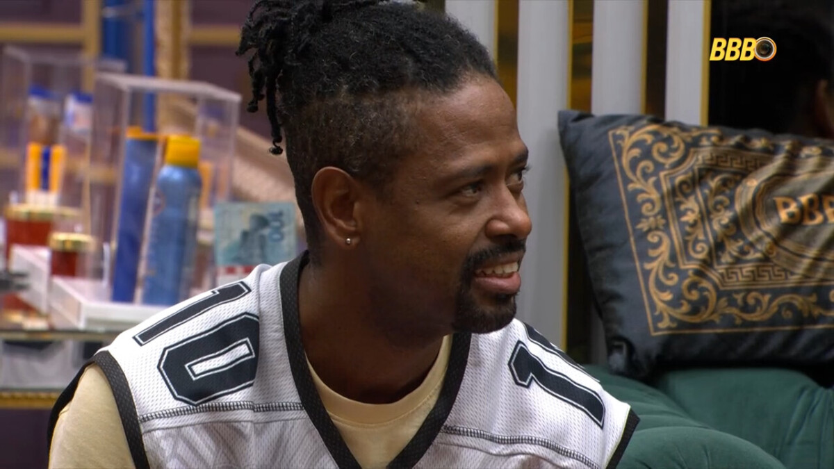 Leandro com o colete da Prova do Anjo no BBB 26