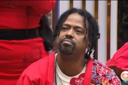 Leandro Boneco de camisa vermelha na sala do BBB 26 sendo informado sobre o Paredão