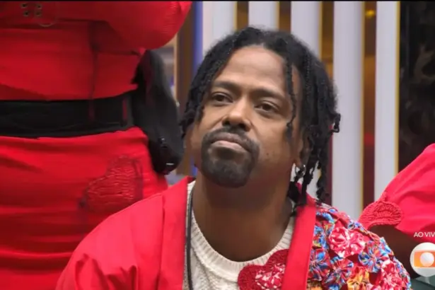 Leandro Boneco de camisa vermelha na sala do BBB 26 sendo informado sobre o Paredão