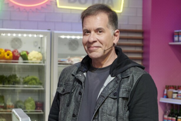 Leandro Hassum, sorridente, apresentando um reality show