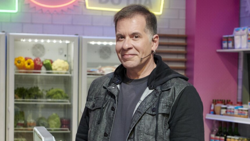 Leandro Hassum, sorridente, apresentando um reality show