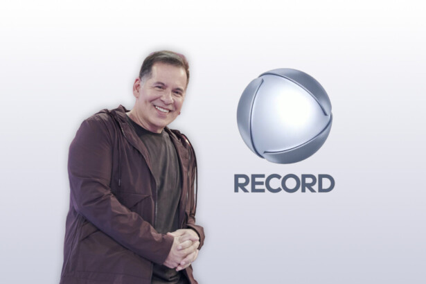 Leandro Hassum sorridente ao lado do logo da RECORD