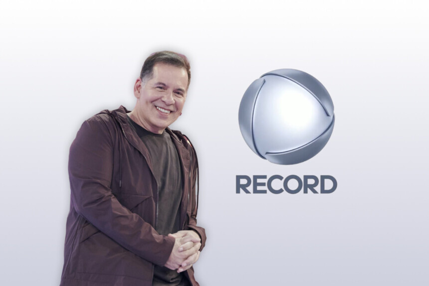 Leandro Hassum sorridente ao lado do logo da RECORD