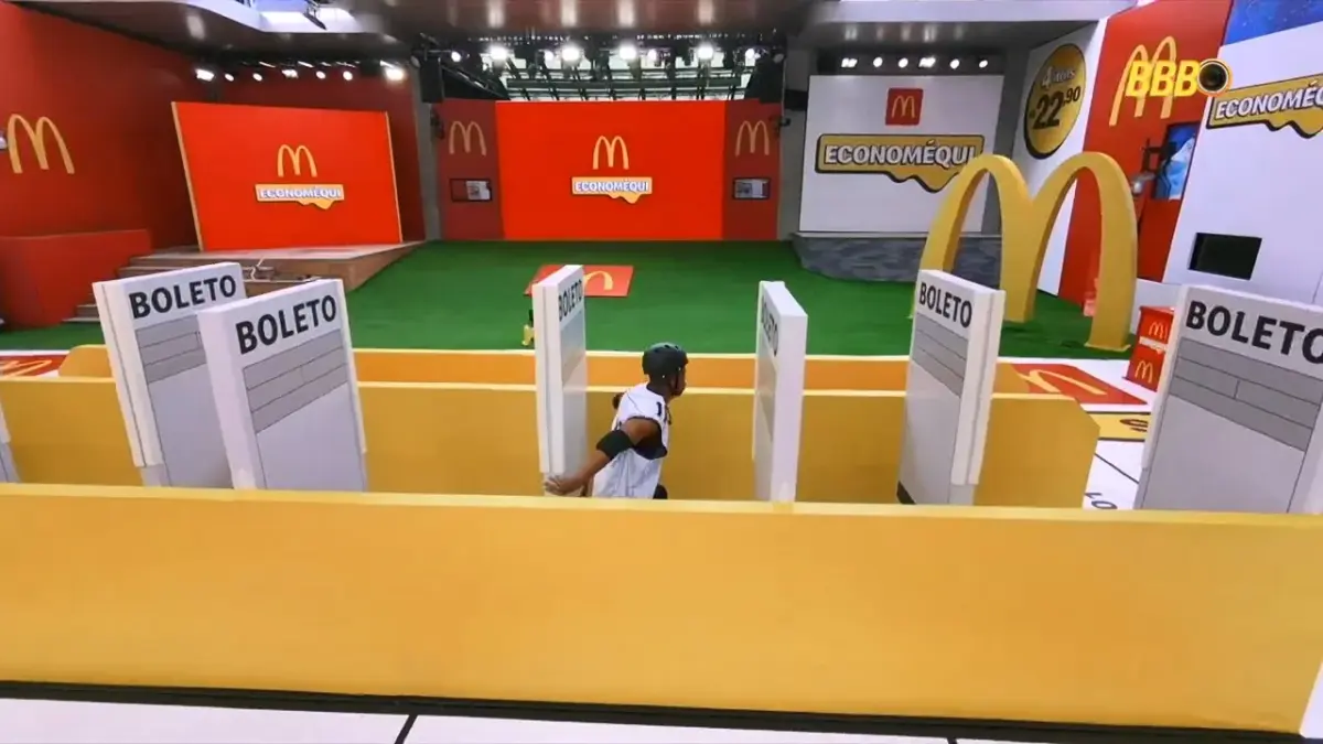 Leandro Boneco corre entre os boletos na Prova do Anjo