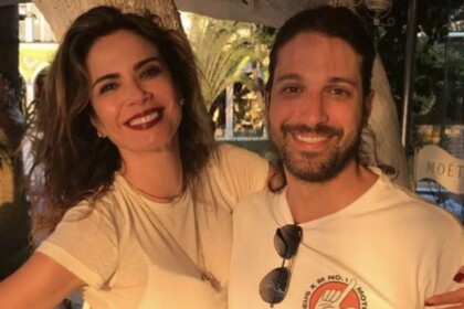 Luciana Gimenez posando abraçada com o irmão Marco Antonio Gimenez