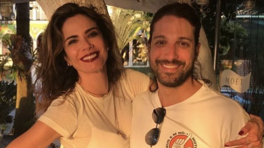 Luciana Gimenez posando abraçada com o irmão Marco Antonio Gimenez