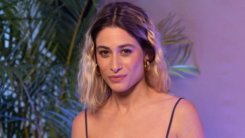 Atriz Luisa Arraes em foto posada